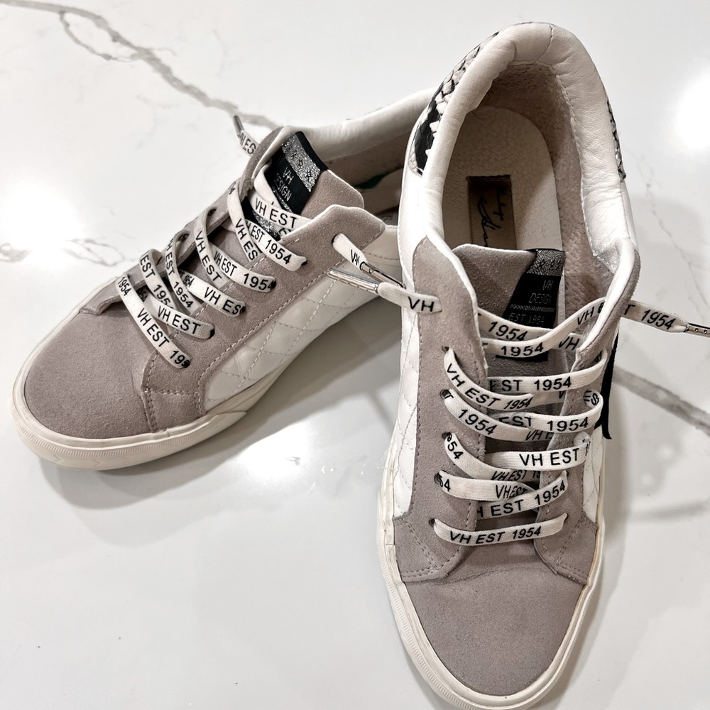 Vintage Havana low sneaker grey and white with black star gently used